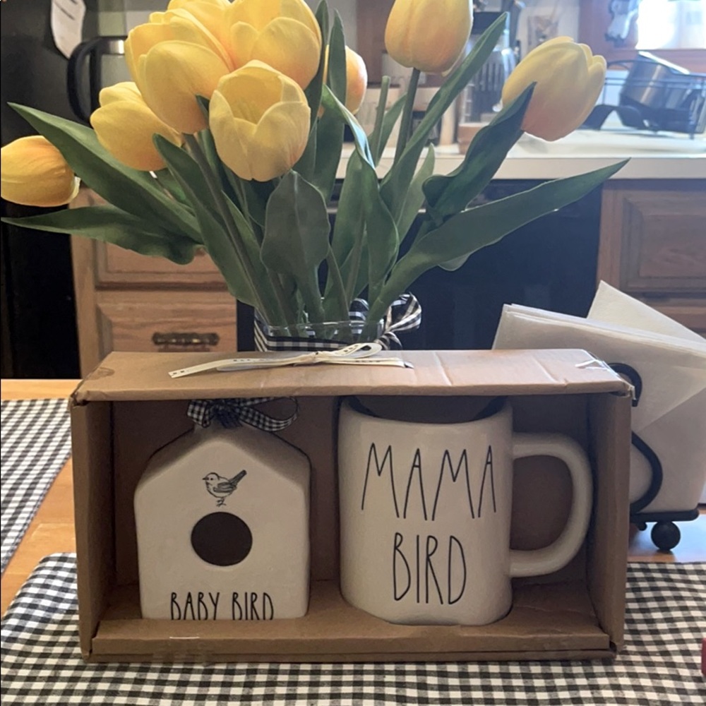 Rae dunn mug set.